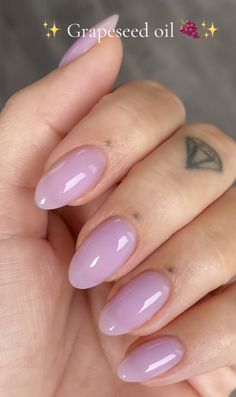 Nails Inspo Lavender, Opaque Purple Nails, Spring Nails Colours, Round Gel Nails Spring, Single Nail Colors, Soft Lavender Nails, Light Pink Purple Nails, Lilac Jelly Nails