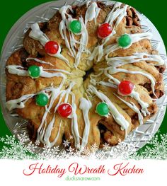 Pretty holiday ring of pastry, filled with cinnamon, sugar and walnuts. Topped with a drizzle of sugary glaze and green and red cherries. Breakfast Pastry, Festive Appetizers, Holiday Breakfast, Holiday Wreath, Holiday Table, Cinnamon Sugar, Christmas Recipes, Sweets Recipes, So Delicious