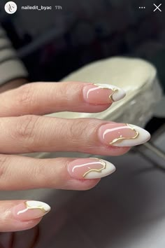 Gold And White Almond Nails, Summer Gold Nails, Nails Inspo Almond Shape, Nails With Gold Accent, Chrome Summer Nails, Summer Chrome Nails, Chrome Manicure, White Chrome Nails, Blue Chrome Nails