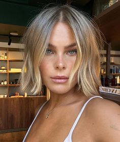 Blonde Bob With Layers, Chin Length Haircuts For Women, Bob With Layers, Chin Length Haircuts, Soft Blonde, Hair Mistakes, Stylish Hairstyles, Stylish Haircuts, Short Hair Balayage