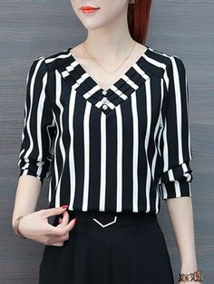 Trendy Fashion Tops Long, Model Blouse, Best Blouse Designs, New Blouse Designs, Women Outerwear, Jackets Women, Stylish Blouse Design