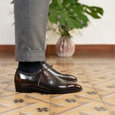 Our Wholecut Oxford Shoe is now available in a handmade espresso patina. French box calf leather and black box calf lining from Tanneries du Puy Handmade patina in espresso by our artisan team in Barcelona Goodyear welted construction Quilted and padded insole Bench made and professionally hand finished by our team of artisans before shipment Orders will be shipped in 2 to 3 weeks Wholecut oxford shoes proudly made in Spain The color and patina may vary slightly depending on the resolution of yo Oxford Shoe, Bespoke Shoes, Simple Shoes, Cream Shoes, Oxford Shoes Men, Shoe Last, Leather Oxford Shoes, Men's Shoe, Goodyear Welt