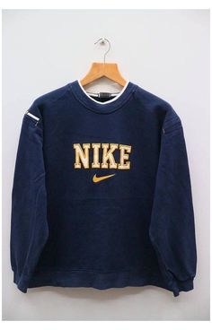 Nike Vintage Nike Sweatshirt, Sweatshirt Aesthetic, Trendy Hoodies, Neue Outfits, Ideas Vintage, Nike Vintage, Nike Sweater, Sweatshirt Outfit, Sports Sweatshirts