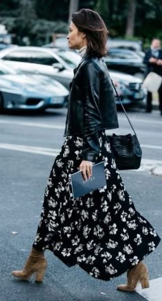 Long Winter Dresses, Floral Skirt Outfits, Winter Boots Outfits, Winter Dress Outfits, Skirts With Boots, Floral Dresses Long, Floral Maxi Skirt, Outfit Trends, Outfit Winter