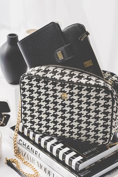 NOTIQ Black and White Houndstooth Bag Houndstooth Handbag, Luxe Handbags, Personal Image, Personal Belongings, Black Houndstooth, Classic Handbags, White Houndstooth, Chic Look, Quiet Luxury