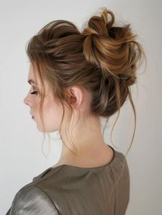 Fresh Messy Bun Styles for Medium Hair 2024 Messy Buns Hairstyle, Best Messy Bun, A Messy Bun