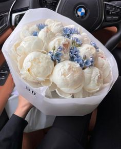 a bunch of white flowers sitting in the middle of a car