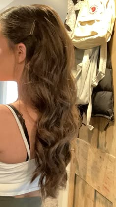 prom hair ideas 70s Prom Hairstyles, Ball Hair Down, Prom Hair Inspo Down, Prom Hairstyles Down For Medium Hair, Prom Hair Inspo Half Up Half Down, Wavy Hairstyles Prom, Hairstyle For Ball, Messy Prom Hair, Prom Hair Bangs