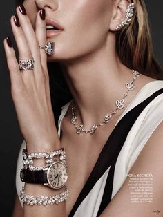 Woman With Jewelry, Vogue Jewelry, Creative Jewelry Photography, Mode Editorials, Jewelry Photography Styling, Jewelry Editorial, Art Exhibits, Jewelry Photoshoot, Tiffany Jewelry