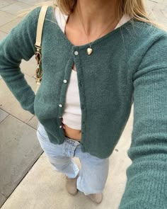 Look Adidas, Uni Outfits, Autumn Fits, Sweater Autumn, Elegante Casual, Cardigan Outfits, Stockholm Fashion, Mode Inspo