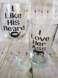 Wedding Wine Glasses Diy, Funny Couple Tattoos, Couple Wine Glasses, Engagement Glasses, Love My Hubby, Couple Tattoos Love, Couples Stuff, Best Couple Tattoos, Couples Tattoos