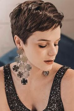 La moda en tu cabello: Cortes de pelo corto-pixie con flequillo ladeado 2019 Pixie Bob Hair, Classic Pixie, Shaggy Pixie, Feminine Pixie, Thick Hair Cuts, Pixie Cut With Bangs, Edgy Pixie, Short Hair Trends, Pixie Hair