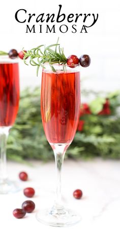 mimosas Mimosa Garnish Ideas, Mimosa Christmas, Cranberry Mimosa Recipe, Christmas Brunch Drinks, Cranberry Mimosas, Cranberry Mimosa, Thanksgiving Games For Adults, Christmas Drinks Alcohol Recipes