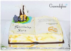 an open bible cake with figurines sitting on it's cover and the words, falcidados sara written in spanish