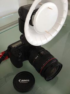 an image of a camera flash with the words how to turn a styrofoam bowl into a diy beauty dish for your camera's flash