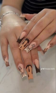 Fall Season Acrylic Nails, Baddie Autumn Nails, Tan Halloween Nails, Light Orange Fall Nails, Cute Fall Color Nails, Halloween Fall Nails Ideas, Halloween Sets Nails, Classy Fall Nails Acrylic, Cute Fall Nails Acrylic