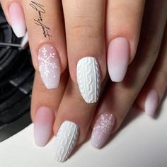 Elevate your winter style with these chic and trendy snowflake nails that will give you the perfect K-beauty look. White Tip Nails, Christmas Gel Nails, Christmas Nails Acrylic, Dream Nails, Fancy Nails, Manicure E Pedicure