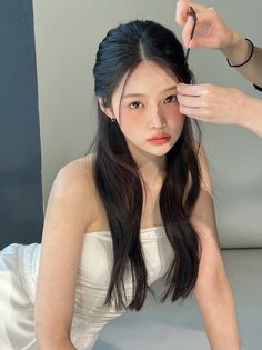 Pretty Selfies, Pretty Makeup, Aesthetic Hair, Ulzzang Girl, Face And Body, Hair Tutorial, Hair Inspo, Natural Makeup, Pretty People