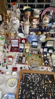 Pinterest idea Inspo inspiration jewelry fashion aesthetic London life old crystals Antique Market Aesthetic, Thrifted Jewelry Aesthetic, Nyc Flea Market, Flea Market Jewelry, Fleamarket Flips Ideas, Open Concept Living Room Layout, Flea Market Aesthetic, Open Concept Living Room, Antique Market