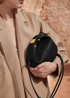 Polène | Sac - Béri - Noir Grainé Burgundy Jacket, Dumpling Bag, Rose Violette, Sac Lunch, Handbag Patterns, Niche Design, Leather Pieces, Black Textures, Shoulder Messenger Bag