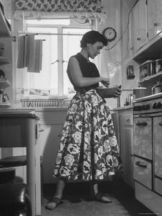 1950s Housewife Fashion, 50s Housewife, 50s Aesthetic, Housewife Dress, 1950s Housewife, Vintage Housewife, 1960s Dresses, Retro Housewife, Career Girl