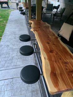 Swinging Bar Stools, Bar Swings, Outdoor Bar Stools Diy, Outdoor Bar Seating Ideas, Outdoor Bar Design, Outdoor Wood Bar, Rustic Outdoor Bar, Bar Bench, Diy Bar Stools