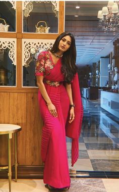 Partywear Saree Look, Saress Pattern Indian Fashion, Pleated Saree Blouse Designs, Saree For Girls Farewell School, Simple Saree Look For Function, Farewell Dresses School Indian, Pleated Saree Look, Blouse For Pink Saree, Pink Saree Blouse Designs