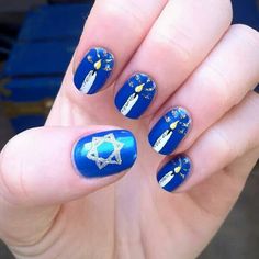 So festive! Chanukah Nail Designs, Hanukkah Art, Nail Art Winter, Fan Nails