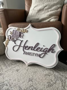 a sign that says hendeligh ansyyn sitting on the floor in front of a chair