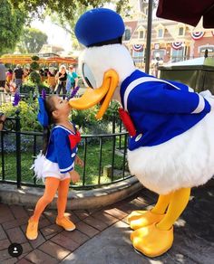 Disney Family Costumes, Duck Costume, Disney Halloween Costumes, Disney Cosplay, Family Costumes, Daisy Duck