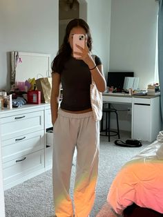 Hot Weather Casual Outfits, Stolkhome Girl Aesthetic Outfits, Stolkhome Girl Outfits, Spring Fits For School, Basic School Outfits, Chilly Spring Outfits, Cute Fall Aesthetic, Basic Outfit Ideas