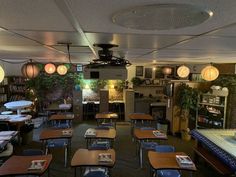 an empty classroom with many desks and chairs