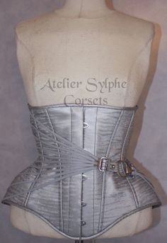 Atelier Sylphe Silver Grey PVC underbust boned cinched corset with chrome buckles and fan lacing Tightlacing Corset, Corset Fashion Outfits, Purple Corset, Corset Training, Corsets Vintage, Steel Boned Corsets, Retro Lingerie, Corset Fashion