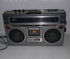 an old fashioned radio sitting on top of a table