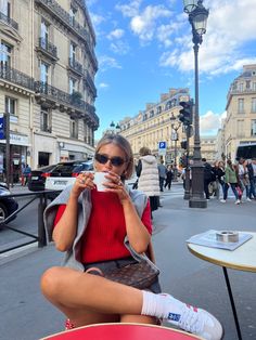 London City Outfit, Outfit Ideas Europe Summer, Insta Photo Ideas Europe, Paris Aesthetic Poses, Euro Summer Instagram, Vienna Fashion Summer, Travel Instagram Pictures, City Break Photo Ideas, Amsterdam Outfit Ideas