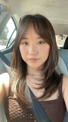 mid length hair inspo, layered haircut, butterfly haircut, brown hair color inspo, mid length asian haircut Butterfly Haircut Brown Hair, Asian Hair Inspo, Asian Brown Hair, Haircut Butterfly, Mid Length Layered Haircuts, Butterfly Haircut, Asian Haircut, Hair Inspiration Long, Straight Hair Cuts