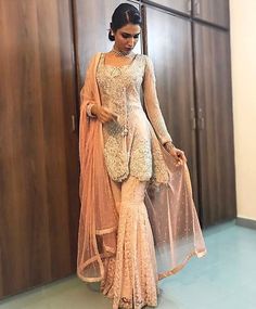 Outfit Eid Mubarak, Mehndi Sharara, Sharara Ideas, Indian Sharara, Best Bridal Mehndi, Pakistani Gharara, Sharara Suit Designs, Pakistan Street