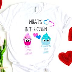 a t - shirt that says what's in the oven and two cupcakes