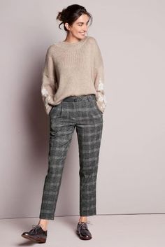 Grey Plaid Pants Outfit, Grey Trousers Outfit Women, Check Pants Outfit, Checked Trousers Outfit, Checkered Pants Outfit, Checkered Outfit, Grey Pants Outfit, Outfit Informal