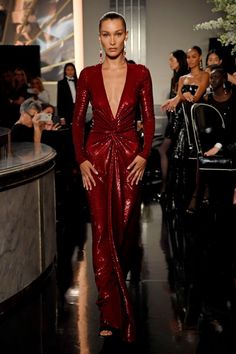 Red Runway Dress, Red Dress Runway, Models Walking, Ralph Lauren New York, Aries Moon, Always A Bridesmaid, Dress Code Wedding, Elegant Outfit Classy, Red Hair Woman