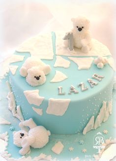 there is a blue cake with white frosting and bears on the top that says la vie