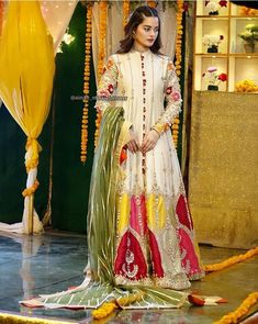 Sister Mehndi, Macbook Hacks, Gharara Designs, Pakistani Bridal Lehenga, Brides Sister, Dior Atelier, Simple Dress Casual, Minal Khan, Mehndi Outfits