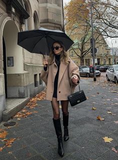 Embrace the rain with these 8 cute and trendy outfit ideas perfect for casual outings during spring or fall. From classy to cozy, find your rainy day style inspiration here! For example, we love this look with a camel coat and black knee-high boots. Trendy Christmas Outfits, Mode Zara, Skandinavian Fashion, Paris Outfits, Trendy Fall Outfits