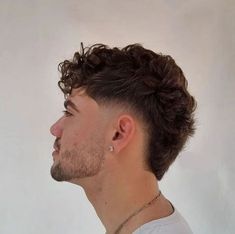 Versatile Transition: The burst fade offers a seamless transition from short to long hair, curving around the ear and dropping down the neck. Taper Fade Short Hair, Fade Haircut Curly Hair, Mullet Fade, Taper Fade Haircut, Mullet Haircut