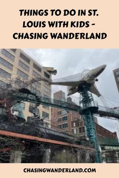 an airplane sitting on top of a metal structure in front of tall buildings with the words things to do in st louis with kids - chasing wanderland