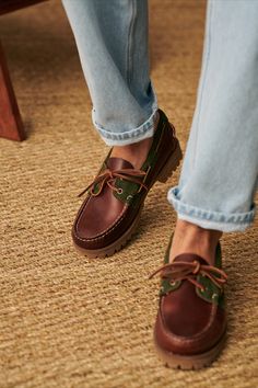 Mocassin à semelle crantée pour hommes en cuir ciré issu de la collaboration Sebago x Octobre Editions Sebago Outfit Women, Boat Shoes Outfit Women, Boat Shoes Outfit, Sebago Shoes, Sebago Docksides, Cold Weather Outfit, Womens Boat Shoes, Loafers Shoes, Minimalist Wardrobe