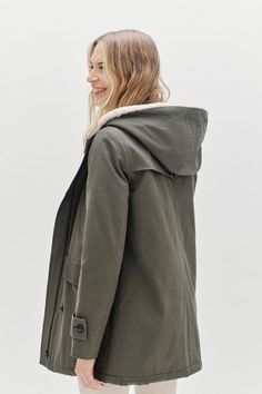 Parka en toile de coton aux finitions travaillées. Doublée d'une fausse fourrure douce et moelleuse, pour combiner confort et style. Ce modèle classique s'accorde avec tout, pour un look casual ou plus élégant. Parka à capuche fixe, à la coupe droite, fermée par un zip sous patte, 4 boutons en métal gravé tête de lion et 2 pressions invisibles au col, pour affronter le froid Devant, 2 poches zippées au niveau de la poitrine et 2 grandes poches à rabat à la taille Au dos, empiècement volant tenu Parka Coat Women, Parka Outfit, Short Parka, Mid Heel Boots, Parka Coat, Mid Heel, Boutique, My Style