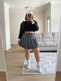 Plaid Skirt Spring Outfit, Tennis Skirt Outfit Mid Size, Midsize Tennis Skirt Outfit, How To Style Plaid Skirt Outfit, Curvy Skirt Outfits, Black And White Plaid Skirt Outfit, Plaid Tennis Skirt Outfit, Plaid Skirt Outfit Aesthetic, Outfits Tennis Skirt