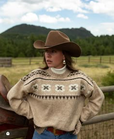 Western Farm Outfits Women, Vintage Country Outfits Woman Clothing, Autumn Cowgirl Outfits, Best Western Outfits, Hay Ride Outfit Fall, Winter Outfits Country Style, Cute Winter Cowgirl Outfits, Cowgirl Cold Weather Outfits, Midwest Cowgirl Aesthetic