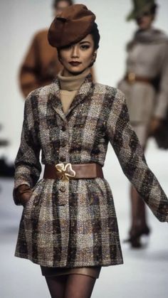 Vintage Runway Fashion, Hanae Mori, 90s Runway Fashion, Runway Fashion Couture, Vintage Runway, Original Supermodels, Mode Chanel, Runway Outfits, 1990s Fashion